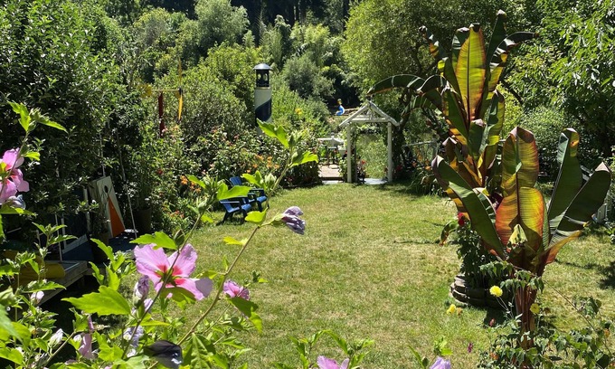 Guerneville House | RIVERFRONT, KAYAKS, DOCK, YARD, VIEW, HOT TUB, POOL TABLE, BBQ, 5 STAR