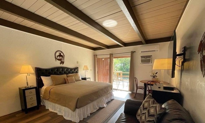 Shady Cove House | Riverfront Lodging River Room 20