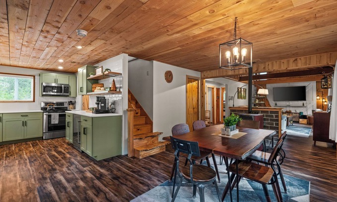 Ashford Cabin | Riverfront Luxury Cabin-Hot Tub-EV-Deluxe Kitchen-WiFi