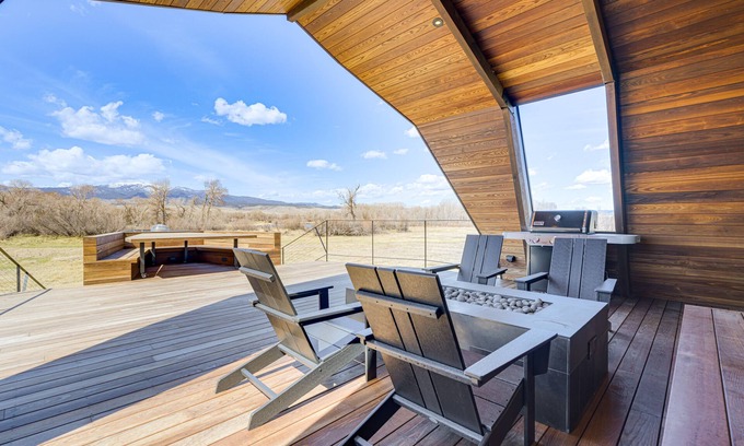 Whitehall House | Riverfront Montana Retreat - Deck, Fire Pit & Pond