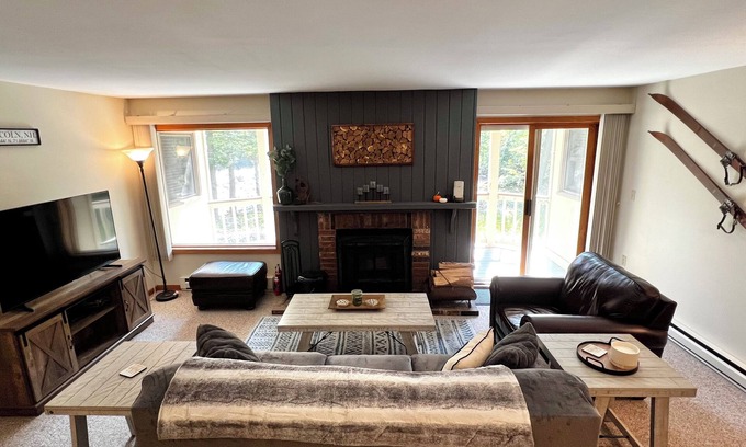 Lincoln Condo | Riverfront Mountainside Retreat- 3 minutes to Loon Mountain!