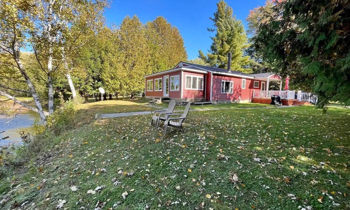 Sears Cabin | Riverfront Retreat | Fire, Sunroom, Kayaks, Tubes