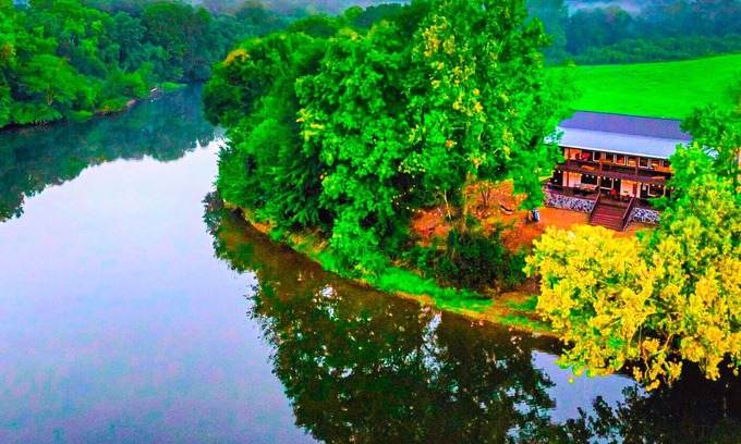 Golden Cabin | Riverfront Retreat | Kayaks, Fishing & Hot Tub!