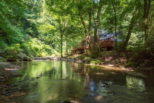 Lynn House | Riverfront Retreat- Pet Friendly- River