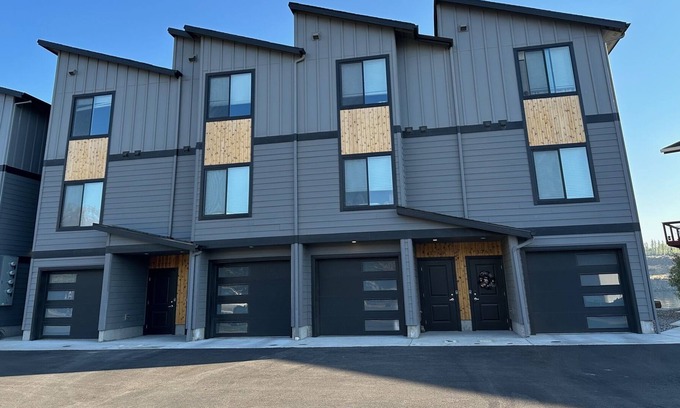 The Dalles House | Riverfront TH with 3 bedrooms, modern, near Discovery Ctr., pet friendly