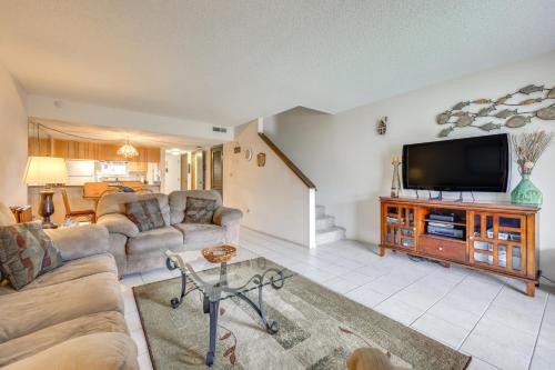Welaka Apartment | Riverfront Weleka Condo with Dock and Pool Access