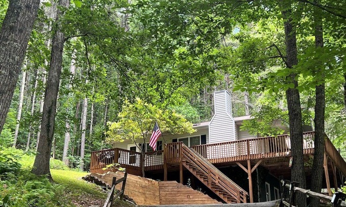 West Jefferson Cabin | RIVERFRONT,WIFI,Hot tub,Dog Friendly,Firepit,Fireplace,Smart TV's,PingPong,