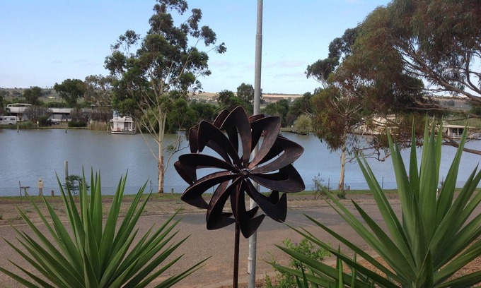 White Sands Bed & Breakfast | Riverglen retreat, marina frontage, river views, near The Bend Motorsport Park,