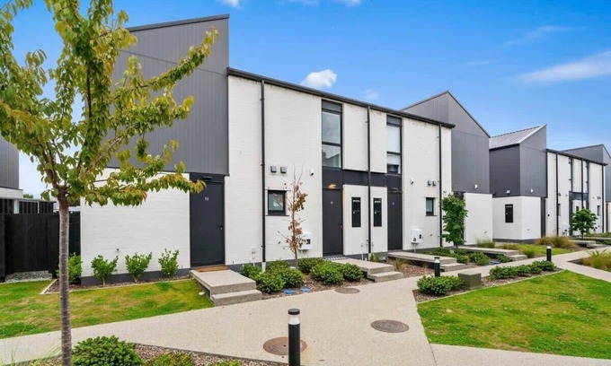 Albert Town Apartment | Rivers Bank Summary: