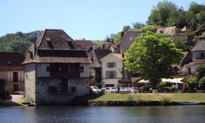 Altillac Apartment | Riverside Apartment ‘Rose’ located in a beautiful riverbank setting