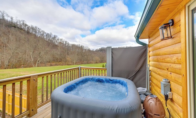 Beattyville Cabin | Riverside Beattyville Cabin w/Kayaks & Fire Pit!