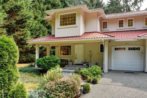 Riverbend House | Riverside Bliss Cozy Beds, Fireplace and Gbit WiFi