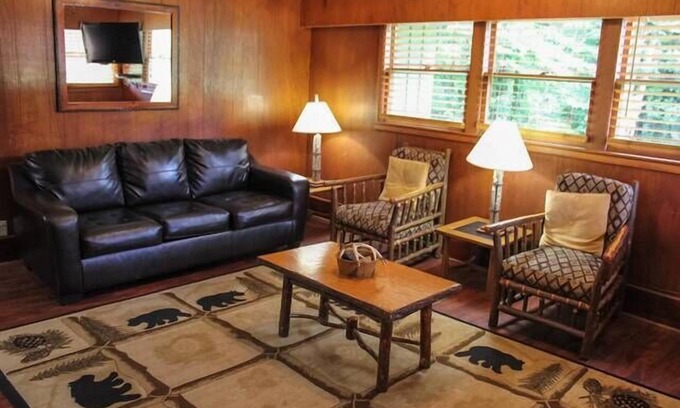 Pittman Center Cabin | Riverside Cabin, minutes to Downtown Gatlinburg