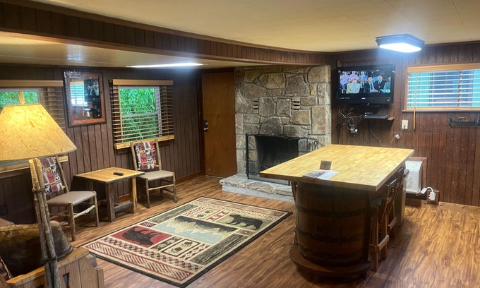 Pittman Center Cabin | Riverside Cabin minutes to Gatlinburg