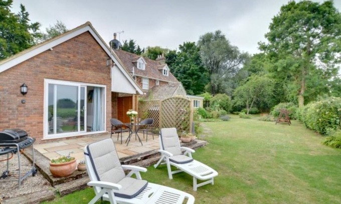 Mersham Cottage | Riverside Cottage is a quiet haven for two. Right on the East Stour river.