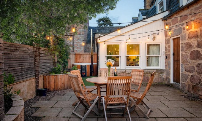 Ballater House | Riverside Cottage with wood fired hot tub in Cairngorms