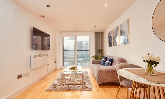 Leeds Apartment | Riverside Leeds Dock Apt Free Secure Parking!