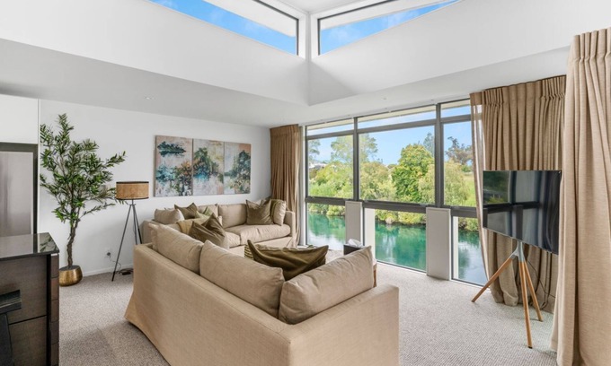 Taupo House | Riverside Oasis