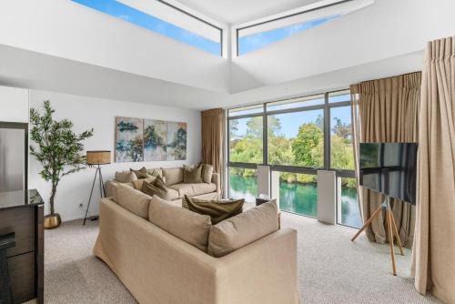 Taupo House | Riverside Oasis - Taupo