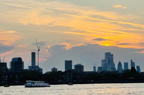 Island Gardens House | Riverside Premium Double Room Garden View E14