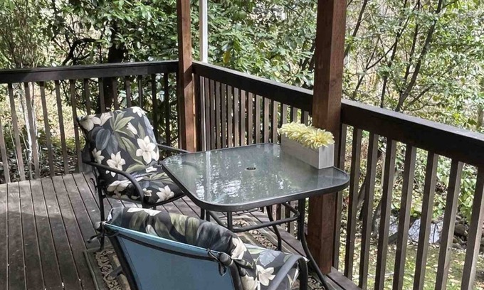May Creek Apartment | Riverside Retreat. 1queen bed, full kitchen, full bath, private apartment.