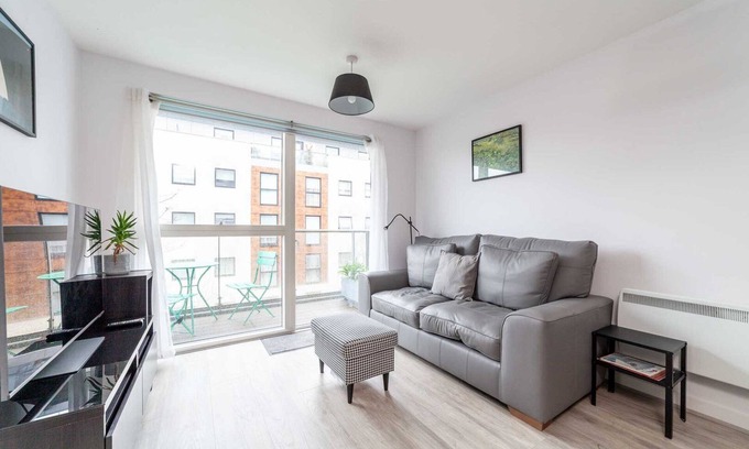 London Borough of Hounslow Apartment | Riverside Retreat Modern Flat in Brentford