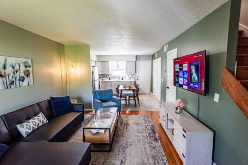 Barclay Drive House | Riverside Retreat Near 5 Points