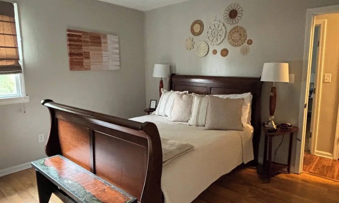 Lexington House | Riverside Retreat ~ One Story ~ 3bd/2ba ~ Steps to the River & Main St