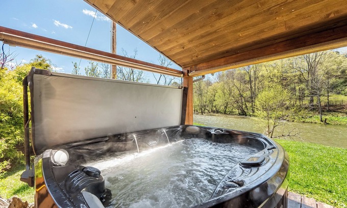 Pearisburg House | Riverside retreat with hot tub, scenic views, rustic charm & open-plan luxury – perfect escape!