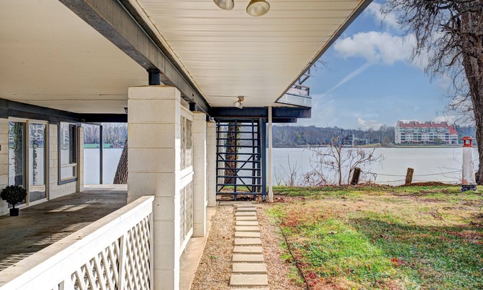 Jeffersonville House | Riverside spot! 8 mls or less to Louisville, Jeffersonville & public boat ramp.