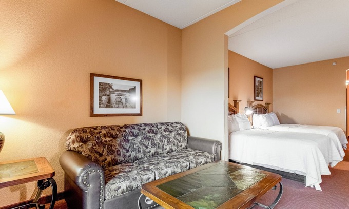 Wisconsin Dells Condo | Riverside studio with private balcony, on-site golf and balcony