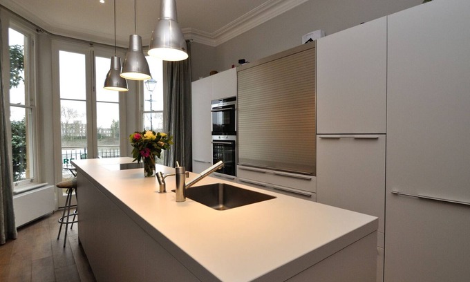 Ravenscourt Park House | Riverside Townhouse, by Veeve