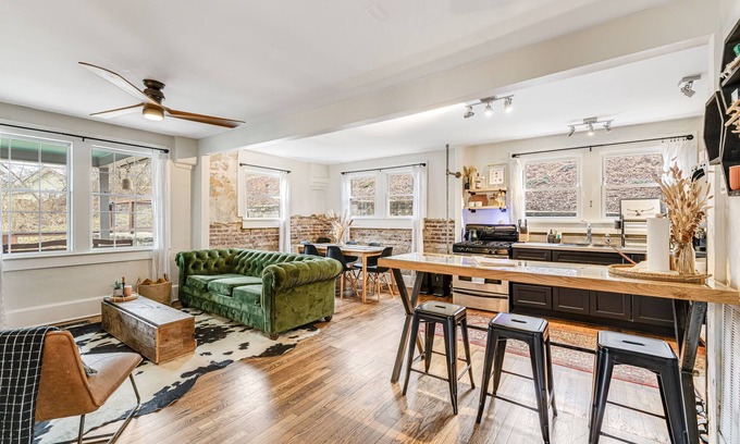 Woodfin House | Riverside Trade Retreat by AvantStay | Terrace w/BBQ + Seating | Near Downtown