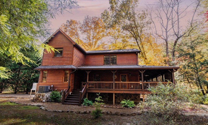 Suches Cabin | Riversong -Big Log Cabin on the Toccoa River - hot tub, firepit, Free Breakfast