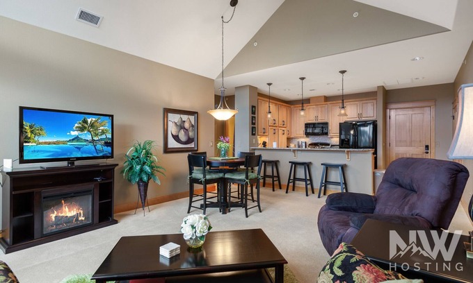 Coeur d'Alene Condo | Riverstone Village—Gorgeous Top-Floor Condo, Modern Kitchen, & Community BBQ Area!