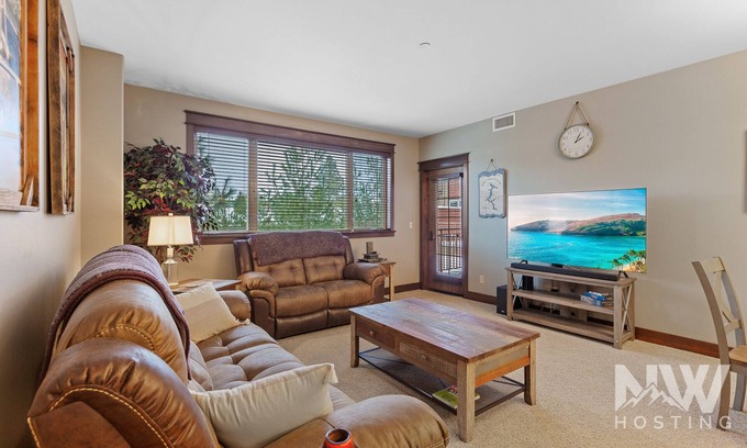 Coeur d'Alene Condo | Riverstone Village—2nd Floor Condo, Elegantly Furnished Retreat with a Modern Kitchen!