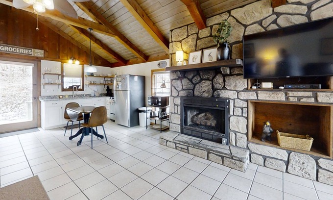 Townsend Cottage | Riverview 1 Bedroom Cabin by RedAwning