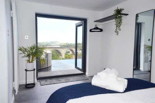 Mabe Apartment | Riverview 2 Bedrooms Sleeps 4 Parking Ev charger