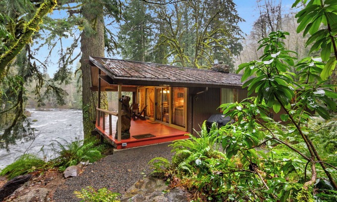 Welches House | Riverview, Fireplace, Hot Tub, BBQ, Dogs OK