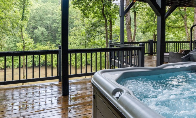 Dawsonville Cabin | Riverview Retreat - Hot Tub/Pool Table/River Front /Fire Pit!