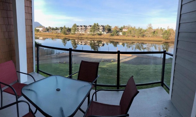 Seaside Apartment | Riverview Retreat