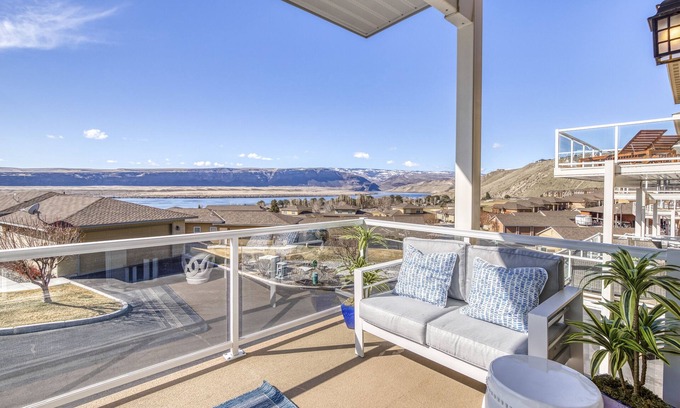 Quincy House | Riverview Townhome, w/access to hot tub, pools, golf, boat launch & more!