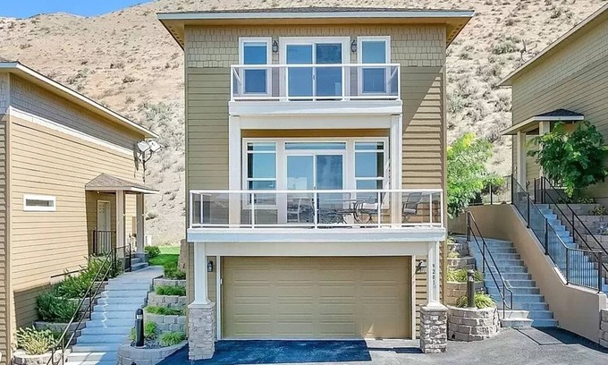 Quincy House | Riverview Villa