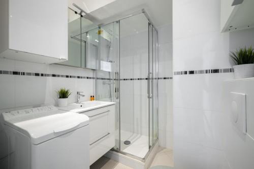 Roquebrune-Cap-Martin Apartment | Rives d'or 2, Beautiful beachfront studio, beach access, AC