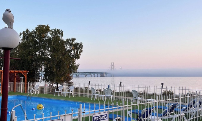Mackinaw City Hotel | Riviera Motel