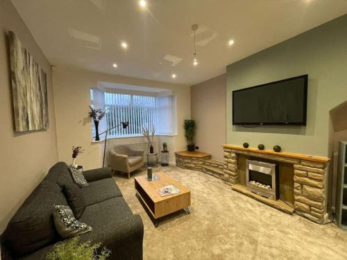 Crawcrook Apartment | Riya Apartments - 5 Bedroom, 7 beds, 2 Bathroom, Fast Wifi, Free Parking, 20PERCENT OFF LONG STAY -See our site or email for Best price