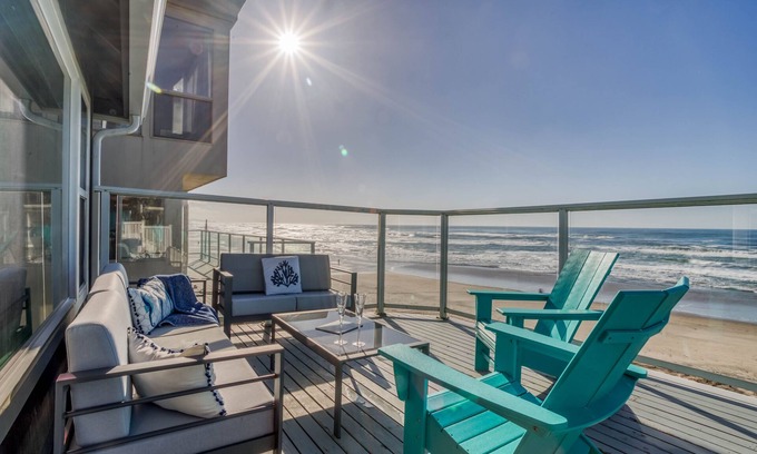Roads End House | Roads End Oceanfront with Contemporary Styling Features Ocean-View Bedrooms