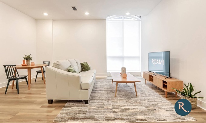 Arts/Warehouse District House | Roami at The Churchill | 1 Bedroom