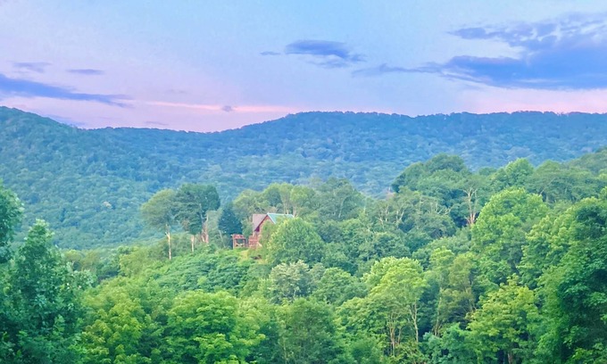 Roan Mountain House | Roan Vista Cottage: Hiker's Paradise. Minutes From Roan Mountain State Park.