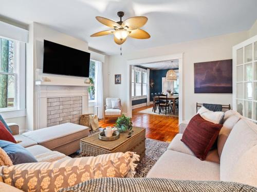 McCain House | Roberson House Private Pool Walk to DT Sleeps 12